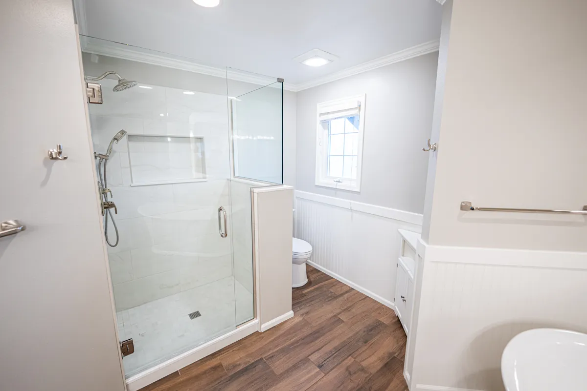 Leaf-pattern mosaic feature in a tiled shower niche