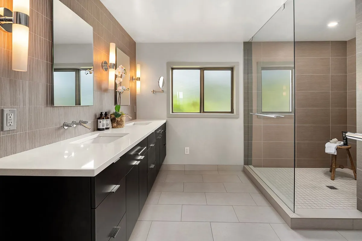 Bathroom with hexagon wall tile